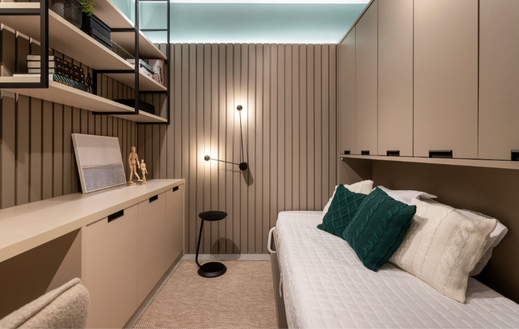 Quarto jovem planejado com escrivaninha e cama