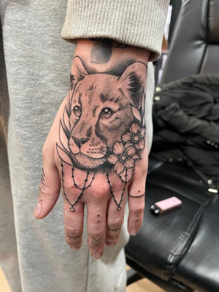 Lioness Hand