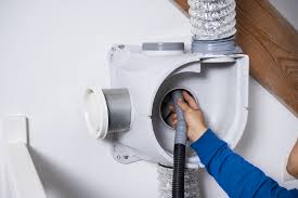 Vocht en schimmelvorming op muur door gebrek aan ventilatie in woning