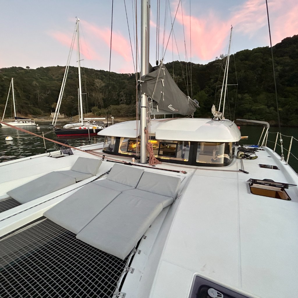 Untethered catamaran at sail