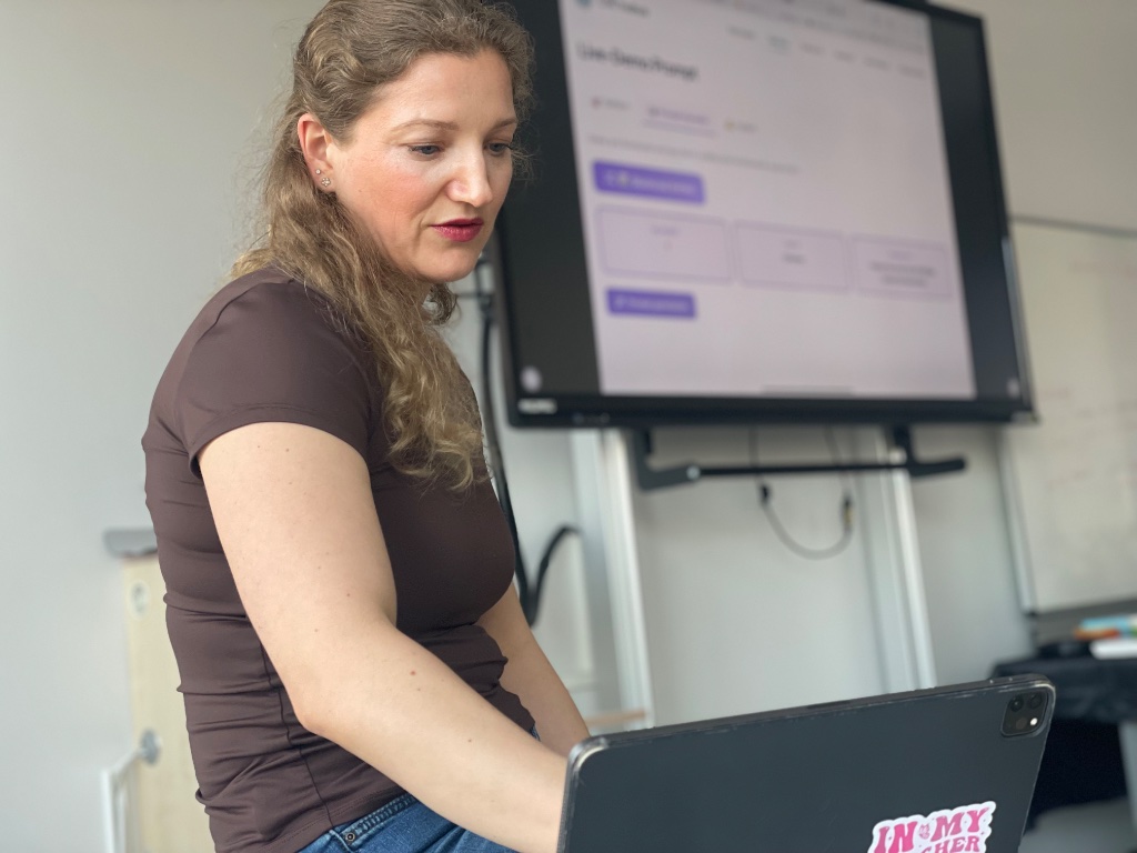 Luise Treu arbeitet am Laptop
