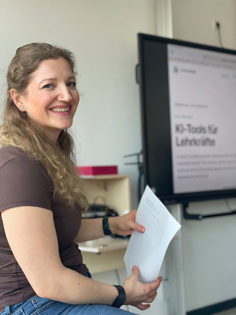 Kreative Arbeit mit Farben und digitalen Werkzeugen