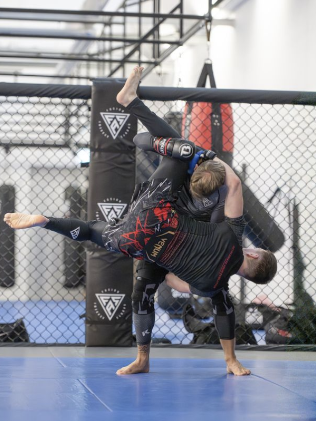MMA Kämpfer beim intensiven Sparring