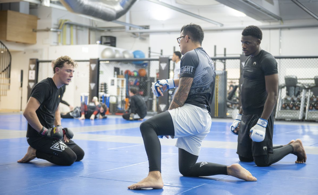 MMA Ringkampf am Käfig