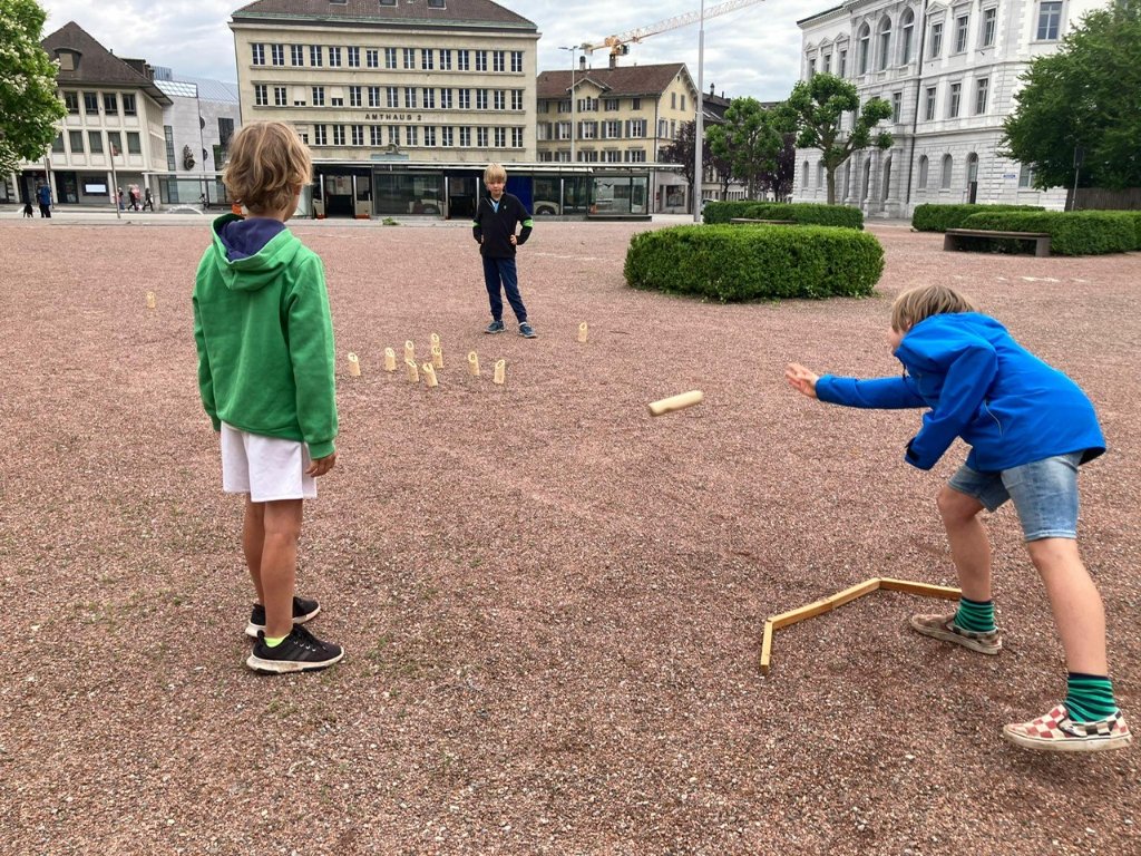 Kinder spielen Mölkky