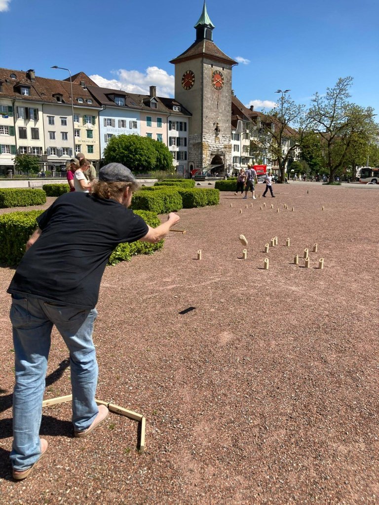 Mölkky spielen am Amthausplatz