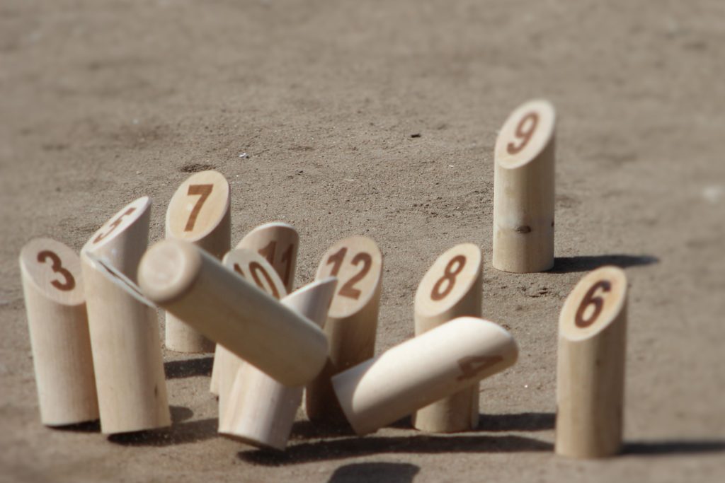 Mölkky Kegel auf Kies