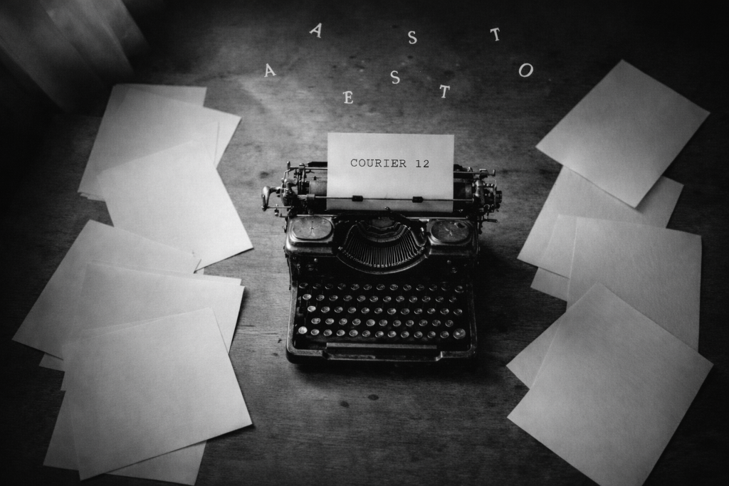 Por qué los guiones se escriben en Courier 12: la regla invisible del cine