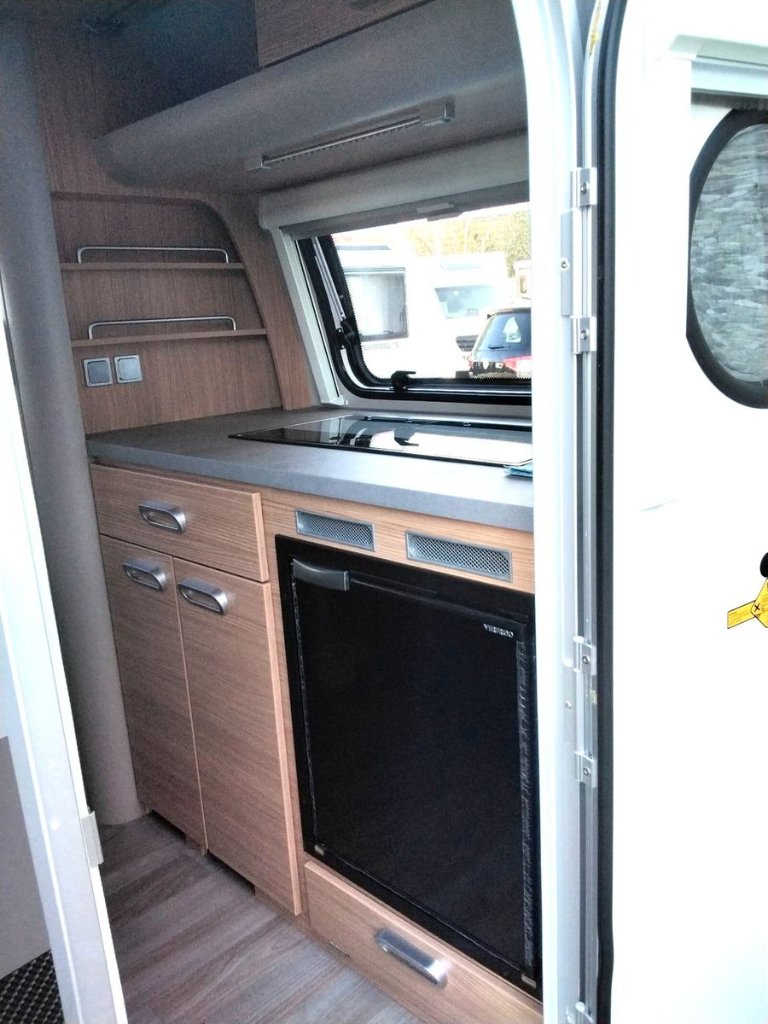T@B caravan interieur met kachel