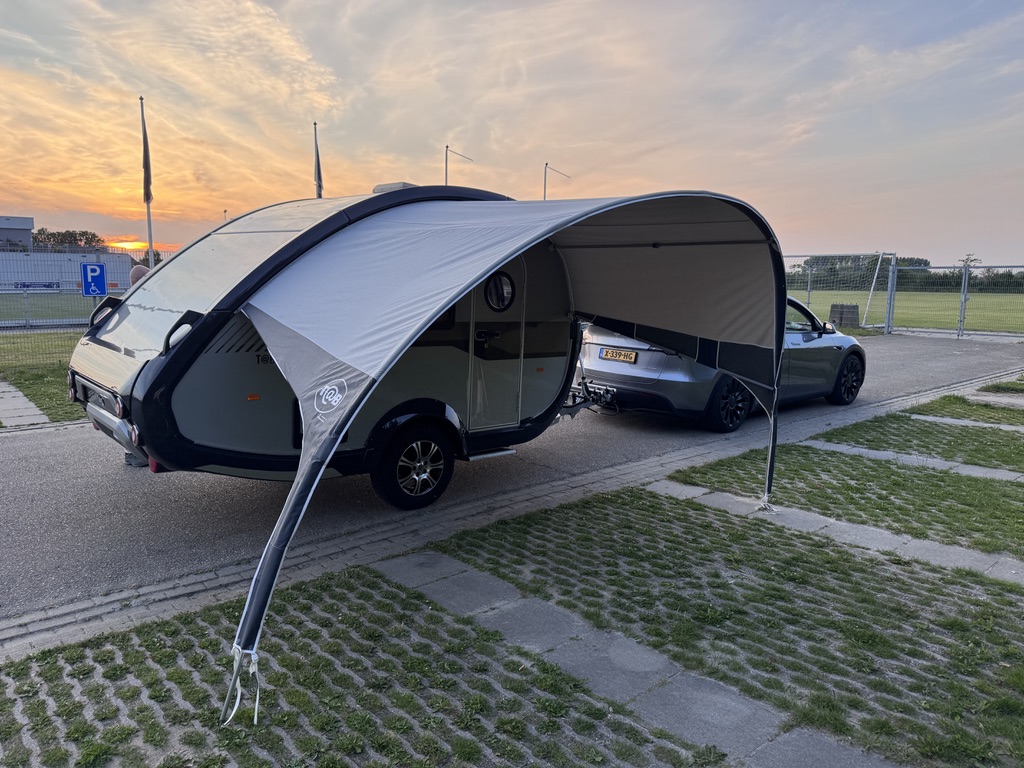 T@B caravan op camping met luifel en buitenmeubilair