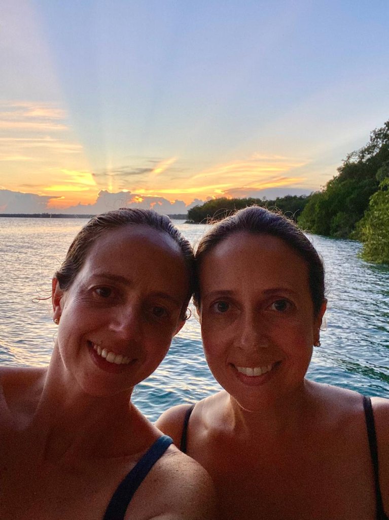 Michelle y Mirelle al atardecer junto al mar