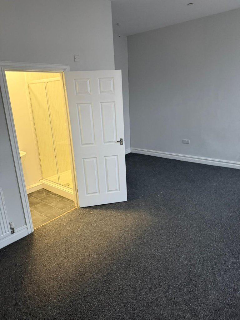 Walter Road — Bedroom with en-suite access