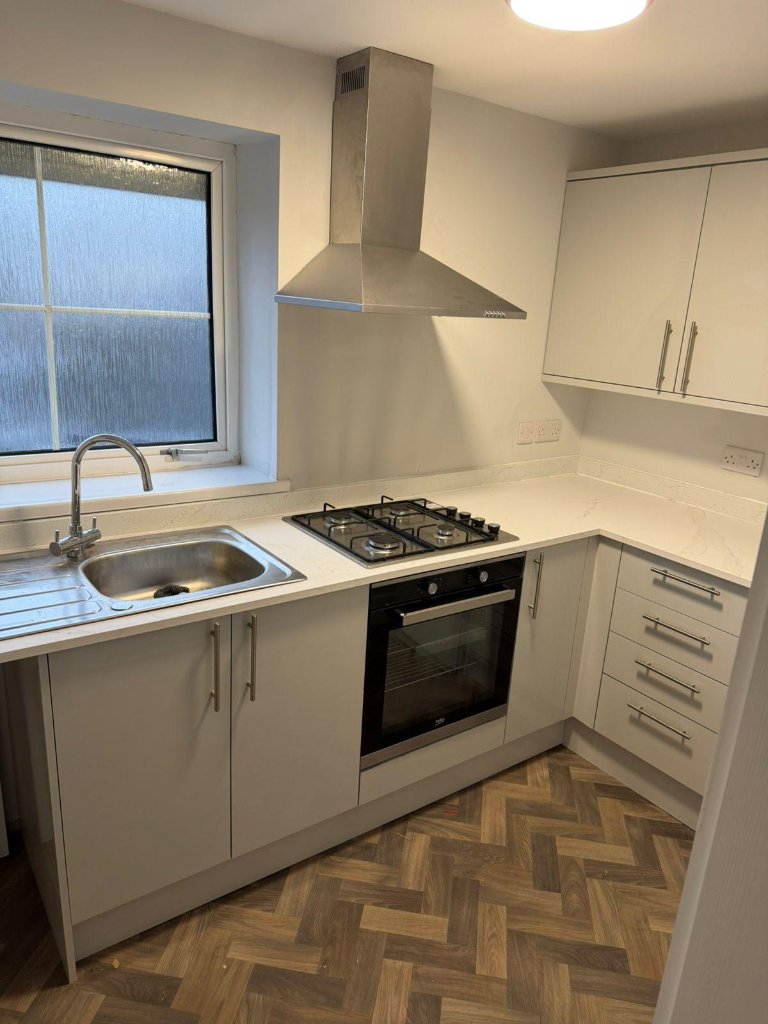 Walter Road — Kitchen with gas hob & oven