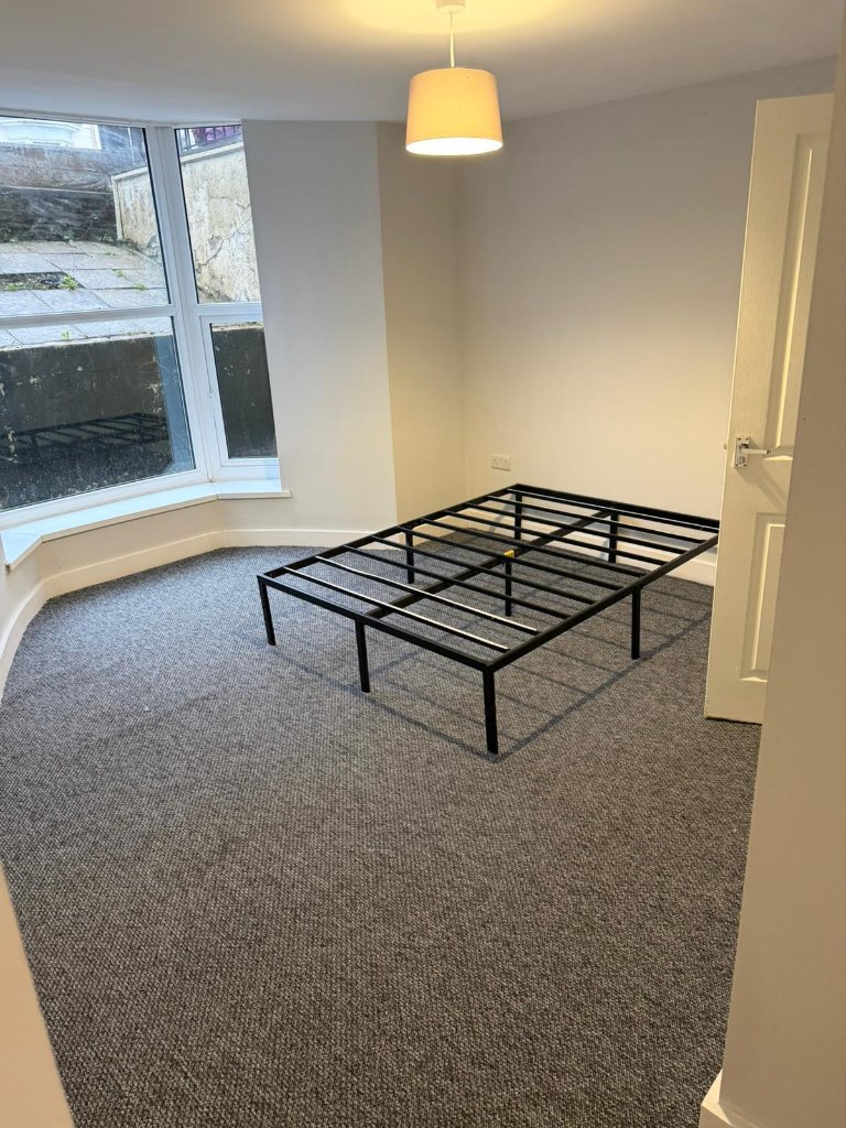 Walter Road — Bedroom with bay window