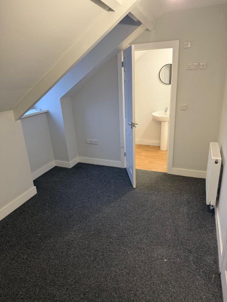Walter Road — Top-floor bedroom with en-suite