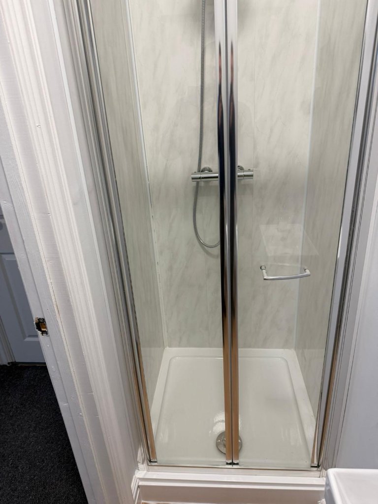 Walter Road — En-suite shower cubicle