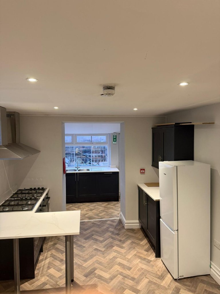 Walter Road — Large kitchen / dining area