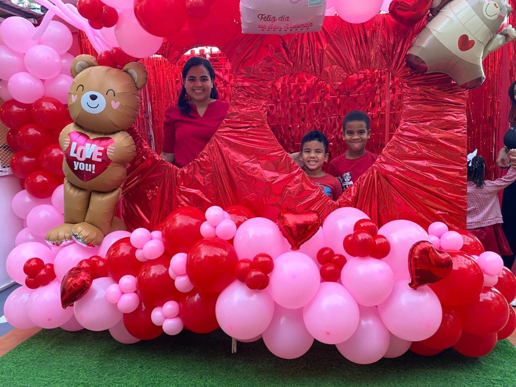 Foto Grupal con Decoración de Globos