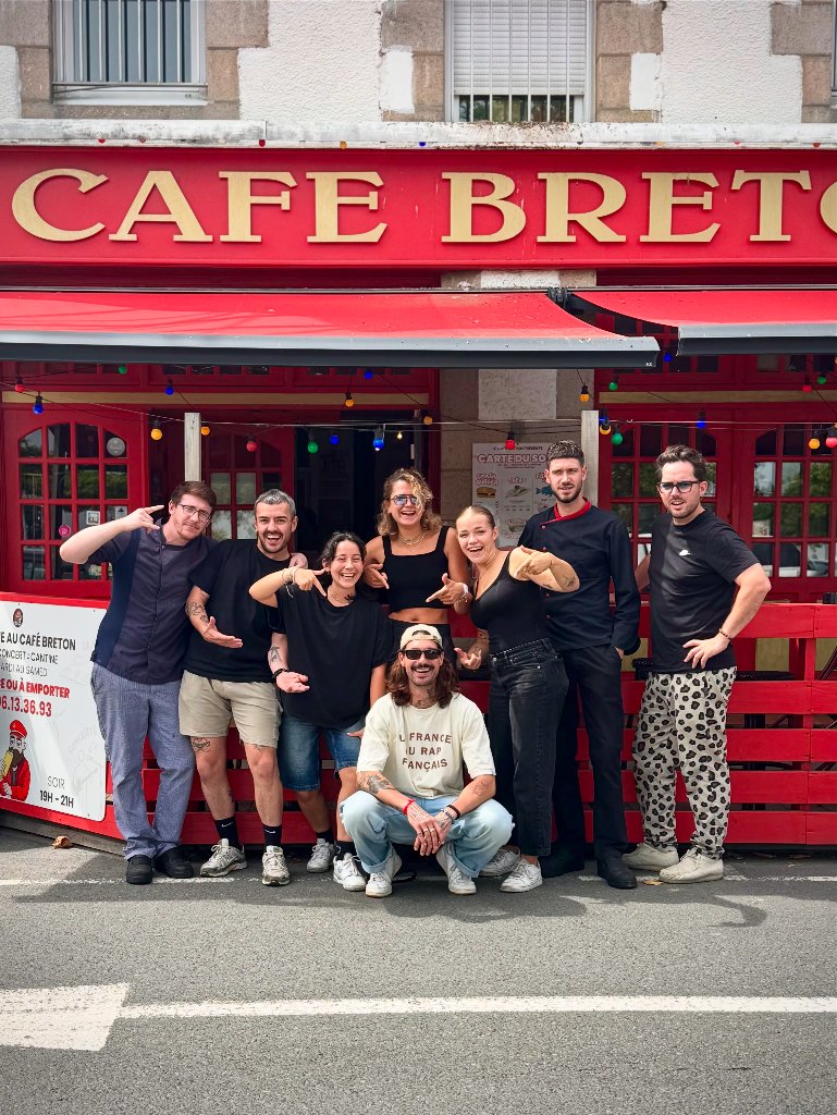 Terrasse animée et guirlandes Café Breton Perros-Guirec