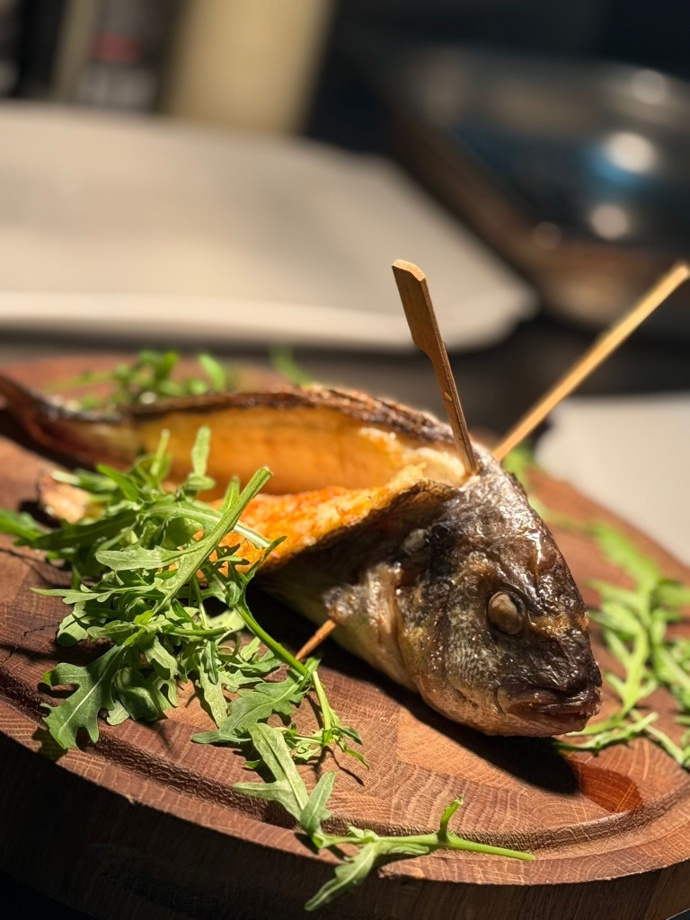 Fisch auf Brett