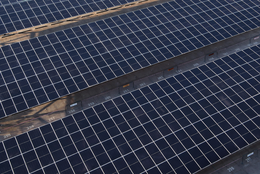 Großflächiger PV-Carport