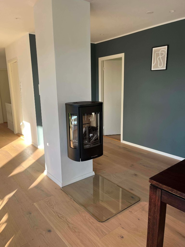 Moderne vedovn og gasspeis installert i stue i Stavanger