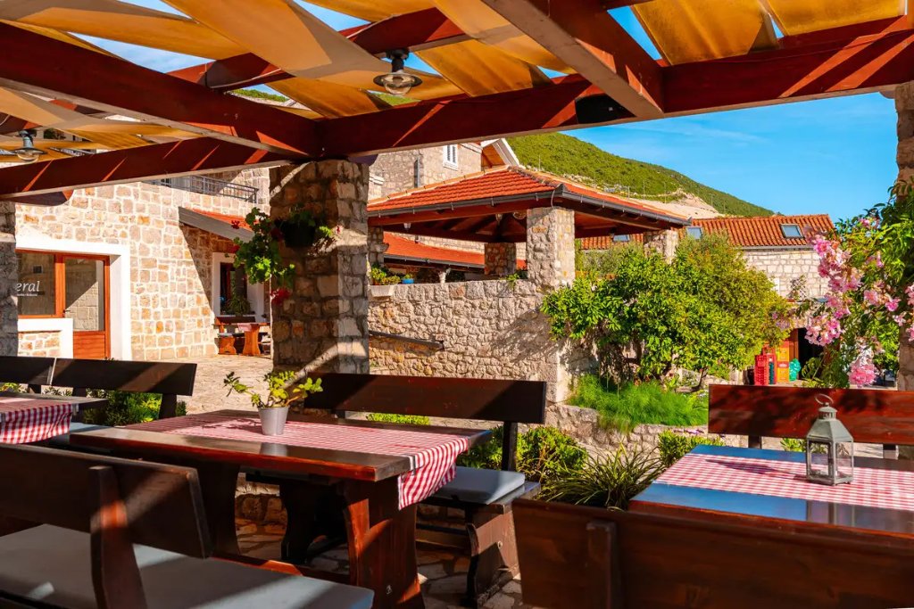 Garden Dining