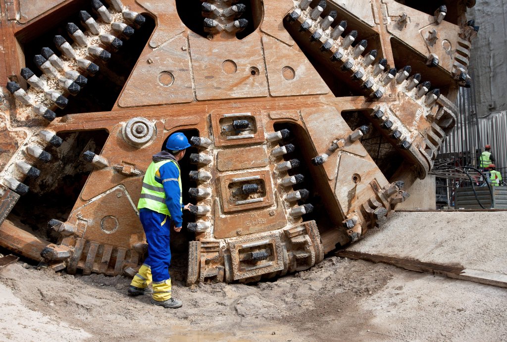 Tunnel boring machine