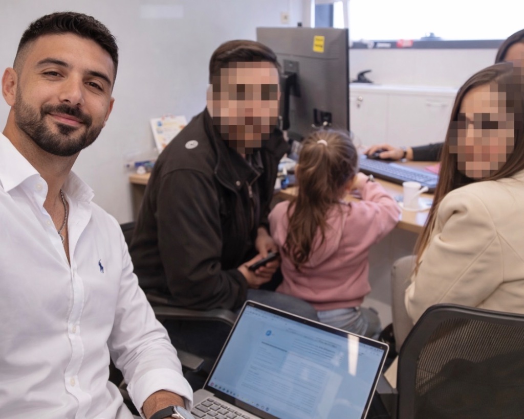 רגע הסגירה — משפחה מקבלת את המשכנתא הנכונה