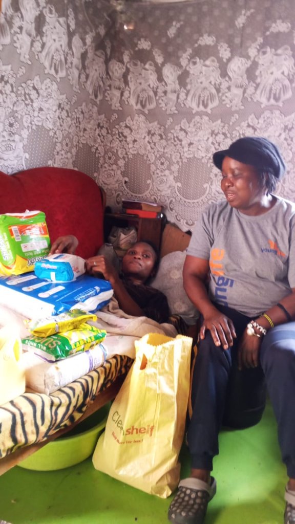 Entrega de alimentos a familia