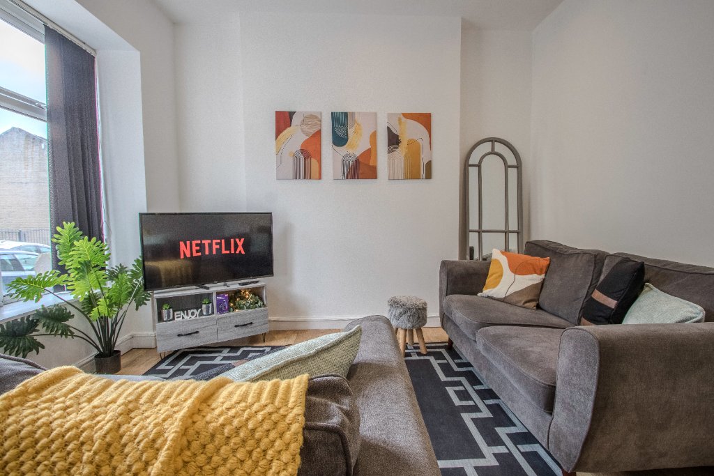 Living room with Netflix Smart TV