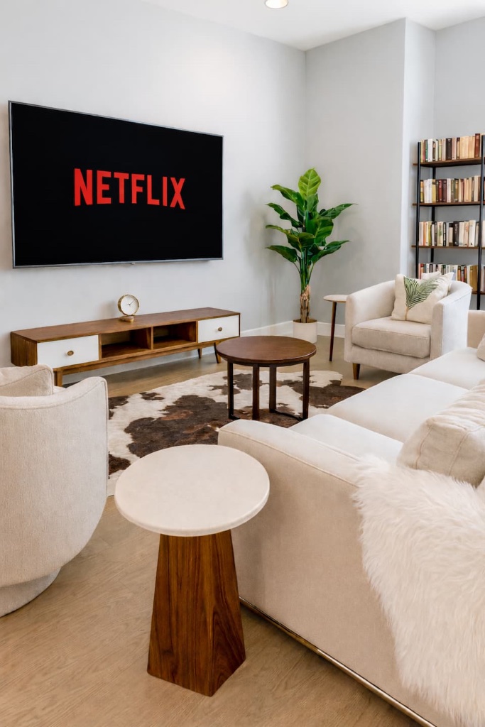 RoamSuite Living Room