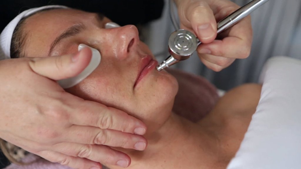 Oxygen + Lip Plumping Facial
