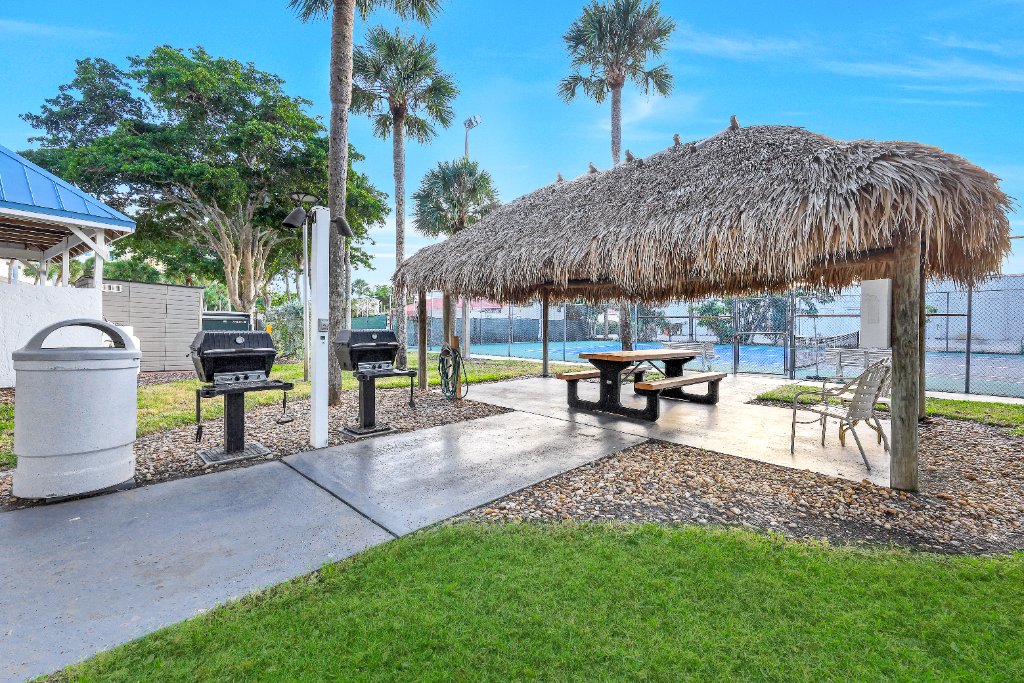 BBQ Grills & Waterfront Docks at Riverside Club Marco Island - Resort amenities