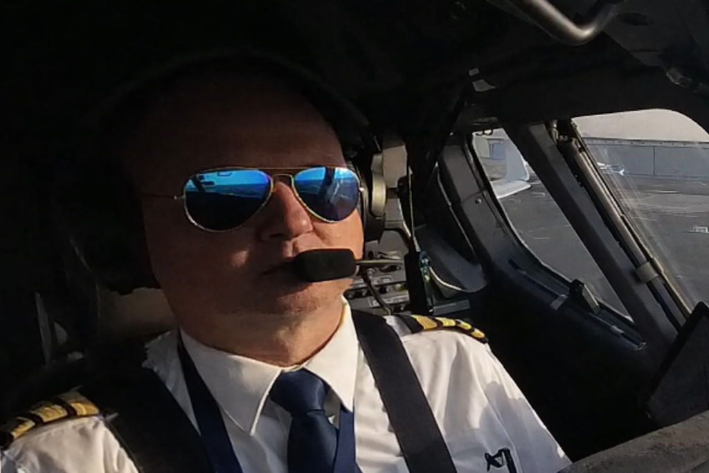 Boeing 737 captain Piet van der Meer (VliegPiet) in the cockpit during flight operations