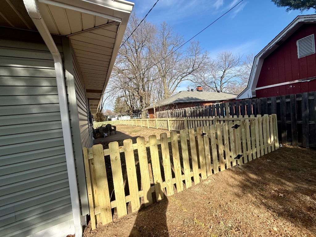 Wood Picket Fence - Gertz FenceWorks LLC, Collinsville IL