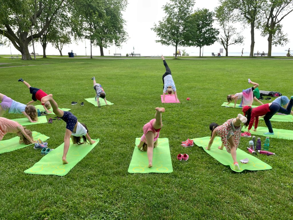 Pom pom yoga game