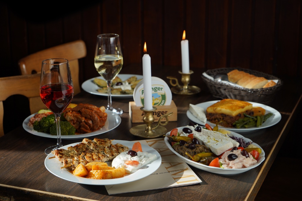 Selección gastronómica de restaurante con platos para compartir y vino