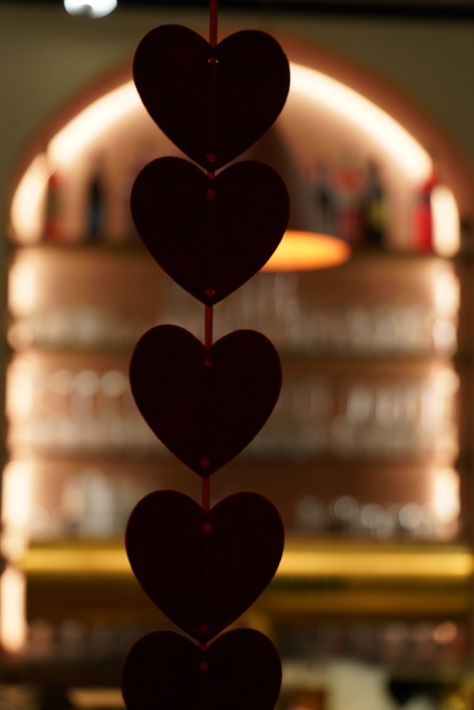 Barra de coctelería iluminada como detalle de marca de restaurante