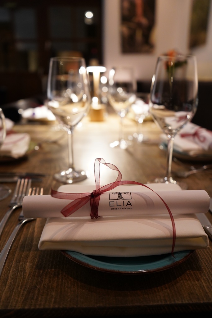 Ambiente de restaurante al anochecer con mesa dispuesta para cena