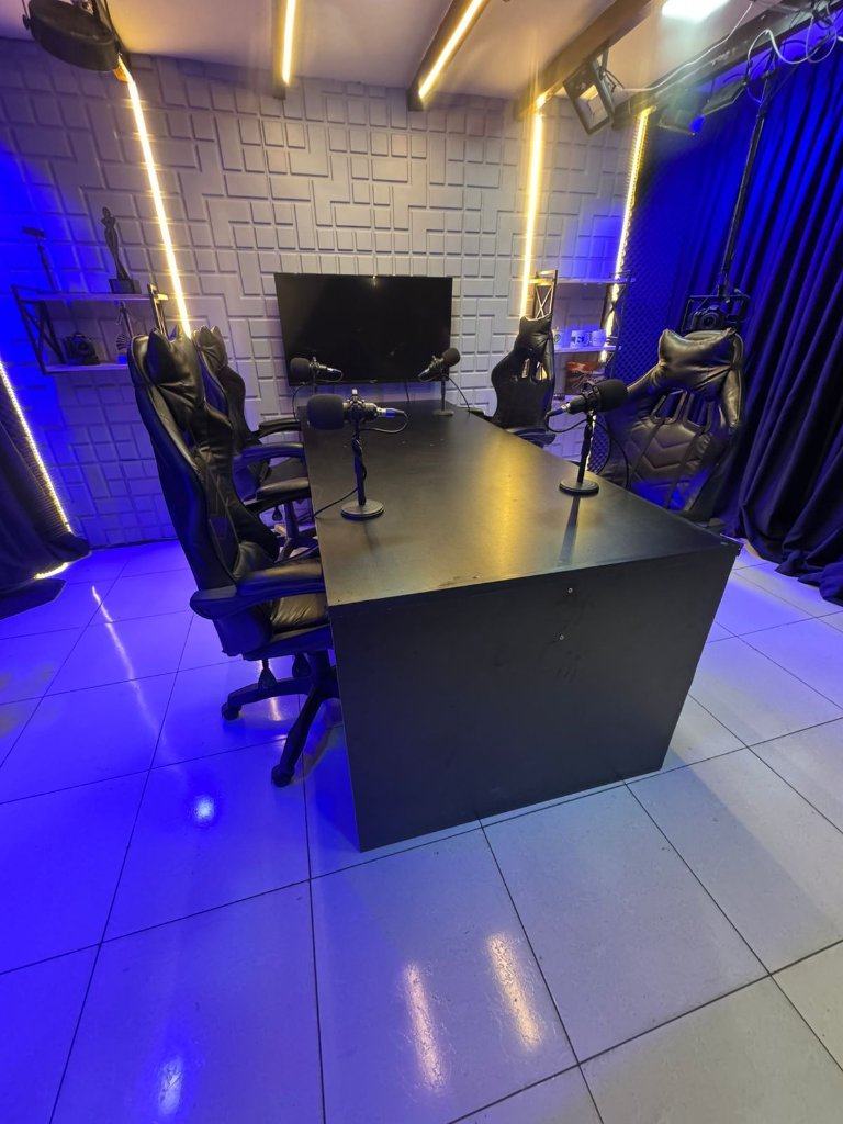A luz do estúdio é super preparada para você produzir seu conteúdo.