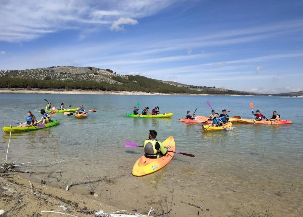 Niños disfrutando en el campamento de verano multiaventura de Narixa Camps