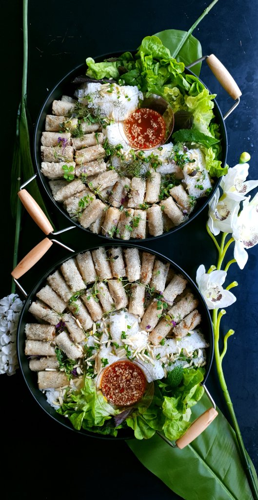 Fried spring rolls with dipping sauce