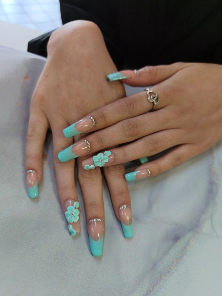 Pose d'ongles nail art - Lovadia Beauté des Ongles