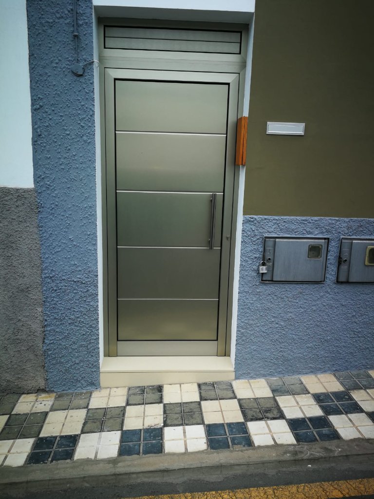 Puerta de Entrada de Aluminio Moderna