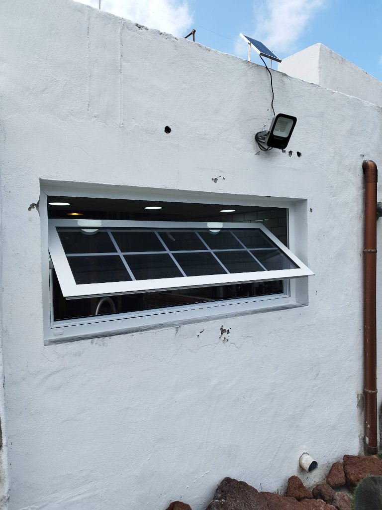 Ventana Abatible Exterior con Cuadrícula