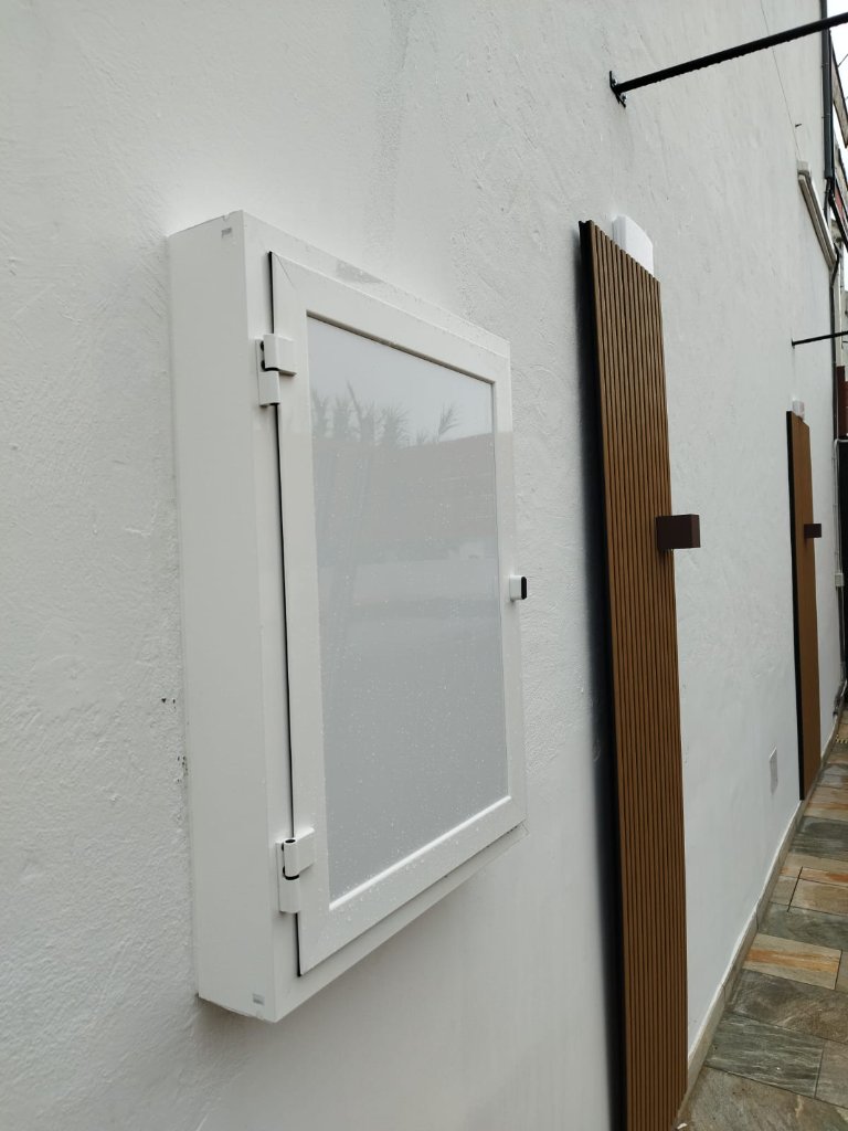 Ventana de Aluminio con Persiana Enrollable