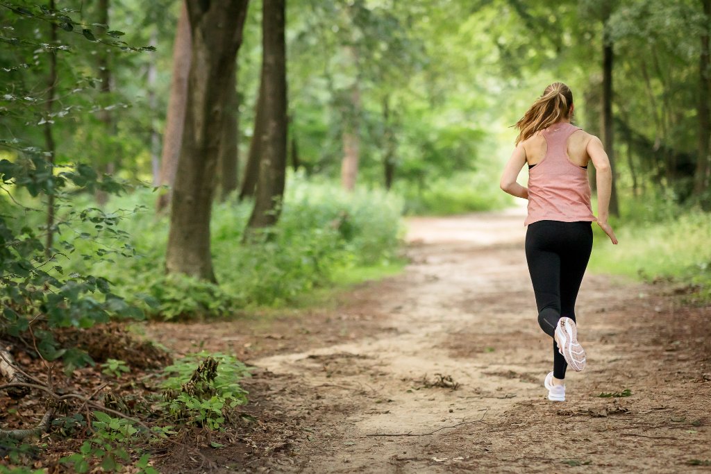 Zwangere vrouw die buiten beweegt tijdens haar zwangerschap