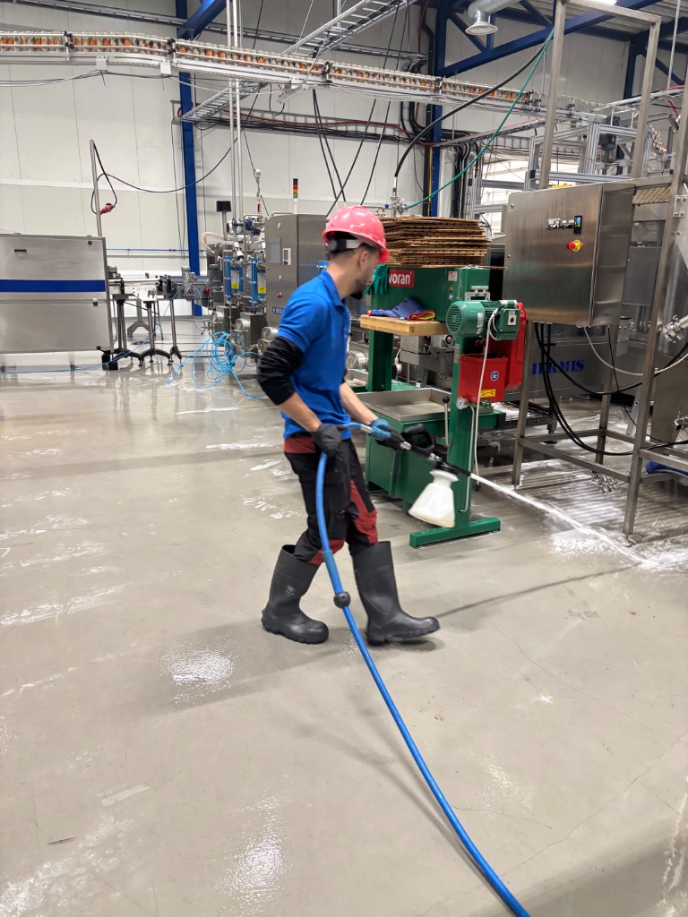 RSST Renhold AS spyling av industrihall