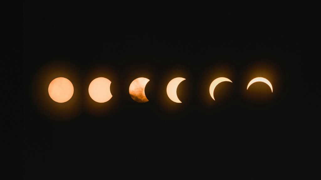 How to Photograph the Moon with iPhone: The Complete Guide